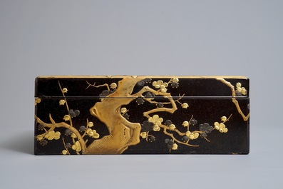 Een grote Japanse lakwerk 'suzuribako' schrijfkist met prunusdecor, Edo of Meiji, 18/19e eeuw