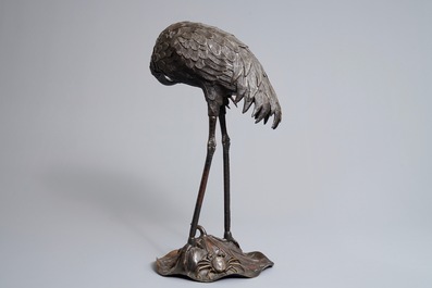 Een groot Japans bronzen model van een kraanvogel, Edo, 18/19e eeuw
