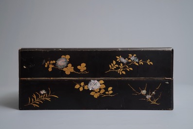 Een grote Chinese met parelmoer ingelegde lakwerk schrijfdoos, 19e eeuw
