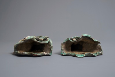 Une paire de vases &agrave; suspendre en gr&egrave;s &eacute;maill&eacute; de Shiwan, Chine, 19&egrave;me