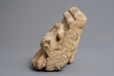 Un fragment de chapiteau roman en gr&egrave;s sculpt&eacute;, 12/13&egrave;ME