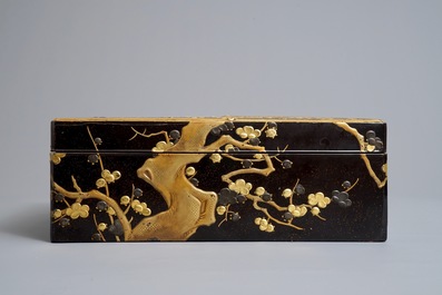 Un grand suzuribako en laque &agrave; d&eacute;cor de prunus, Japon, Edo ou Meiji, 18/19&egrave;me