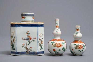 Een Chinese famille verte theebus met deksel, twee kleine vaasjes en een schotel, Kangxi