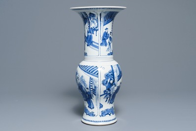 Een Chinese blauwwitte yenyen vaas met figuren op een terras, Kangxi