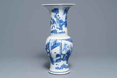 Een Chinese blauwwitte yenyen vaas met figuren op een terras, Kangxi