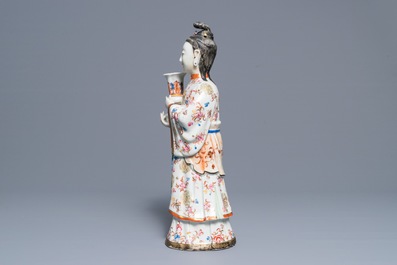 Un grand bougeoir en forme de femme de cour en porcelaine de Chine famille rose, Qianlong