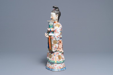 Un grand bougeoir en forme de femme de cour en porcelaine de Chine famille rose, Qianlong