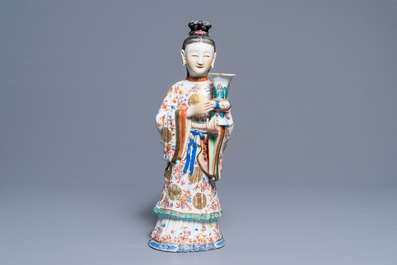 Een grote Chinese famille rose kandelaar in de vorm van een hofdame, Qianlong