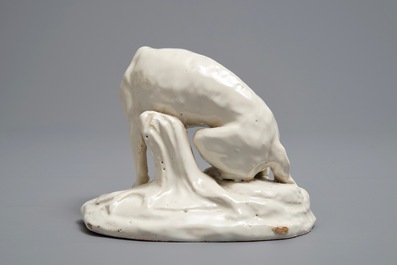 Een wit Delfts model van een hond, 18e eeuw