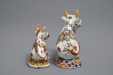 Deux vaches en fa&iuml;ence polychrome de Delft, 18&egrave;me