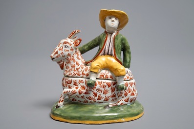 Un beurrier couvert en fa&iuml;ence polychrome dans le style de Delft, prob. D&egrave;svres, France, vers 1900