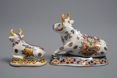 Deux vaches en fa&iuml;ence polychrome de Delft, 18&egrave;me