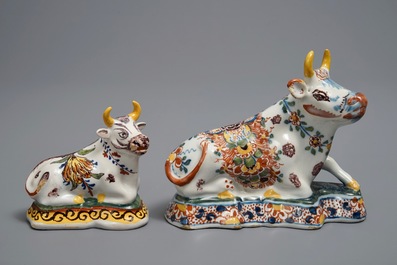 Twee liggende polychrome Delftse koeien, 18e eeuw