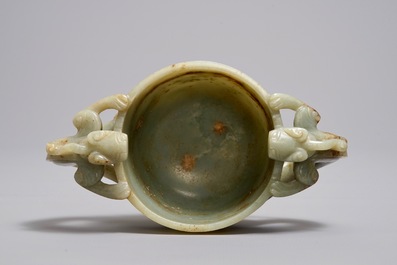 Een Chinese kop met chilong-grepen in celadon en bruine jade, wellicht vroege Qing