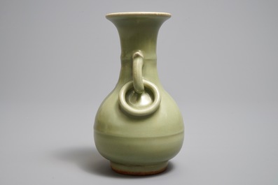Een Chinese Longquan celadon vaas, Ming