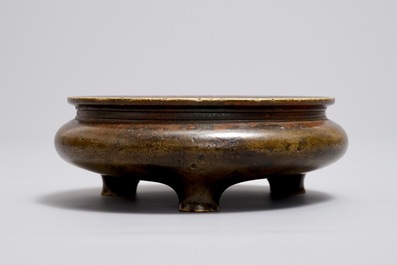 Een Chinese bronzen driepotige wierookbrander, Xuande merk, Ming