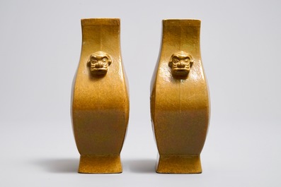Une paire de vases en biscuit &eacute;maill&eacute; jaune, Chine, marque Wang Bing Rong Zuo, 19&egrave;me