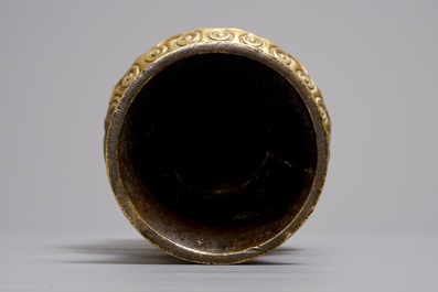 Un vase en bronze dor&eacute;, Chine, marque de Xuande, 17/18&egrave;me