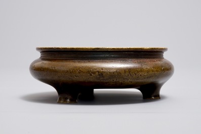 Een Chinese bronzen driepotige wierookbrander, Xuande merk, Ming