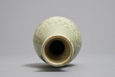 Een Chinese flesvormige celadon vaas met reli&euml;fdecor, 18/19e eeuw