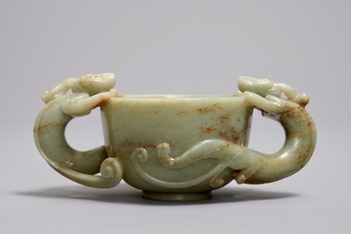 Een Chinese kop met chilong-grepen in celadon en bruine jade, wellicht vroege Qing