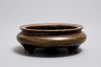 Een Chinese bronzen driepotige wierookbrander, Xuande merk, Ming