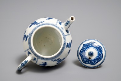 Een Chinese blauwwitte theepot met deksel, Kangxi