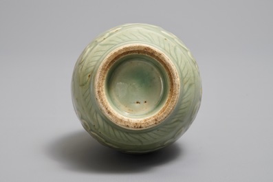 Un vase en porcelaine de Chine c&eacute;ladon &agrave; d&eacute;cor en relief, 18/19&egrave;me
