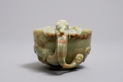 Een Chinese kop met chilong-grepen in celadon en bruine jade, wellicht vroege Qing