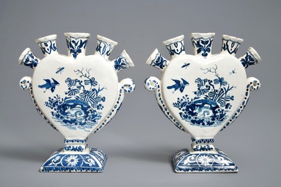 Een paar blauwwitte Delftse hartvormige tulpenvazen, 19e eeuw