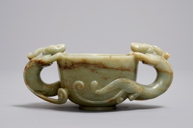 Een Chinese kop met chilong-grepen in celadon en bruine jade, wellicht vroege Qing