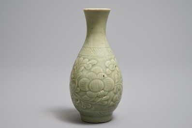 Un vase en porcelaine de Chine c&eacute;ladon &agrave; d&eacute;cor en relief, 18/19&egrave;me