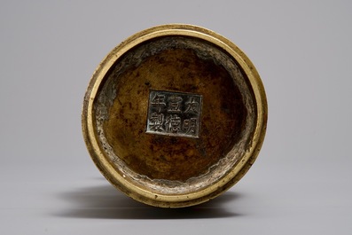 Een Chinese verguld bronzen vaas, Xuande merk, 17/18e eeuw
