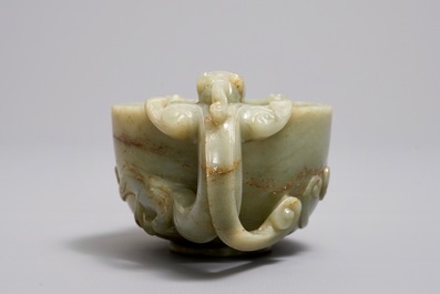 Een Chinese kop met chilong-grepen in celadon en bruine jade, wellicht vroege Qing