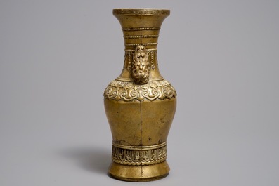 Un vase en bronze dor&eacute;, Chine, marque de Xuande, 17/18&egrave;me
