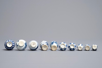 Tien Chinese blauwwitte miniatuur vaasjes, Kangxi