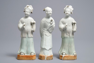 Drie Chinese biscuit figuren met wit en celadon glazuur, Qianlong