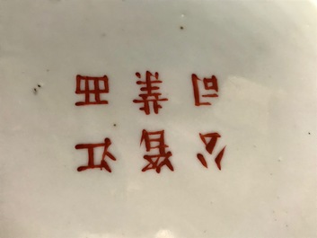 Deux vases en porcelaine de Chine famille rose et un porte-chapeau qianjiang cai, 19/20&egrave;me