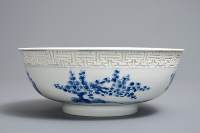 Un bol 'mantou' en porcelaine de Chine bleu et blanc, Kangxi