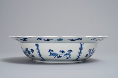 Een Chinese blauwwitte schotel met ruiters, Kangxi merk en periode