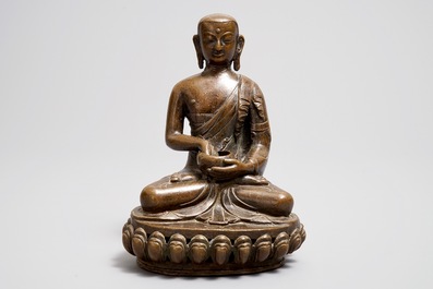 Een Tibetaanse bronzen figuur van Boeddha, 18/19e eeuw