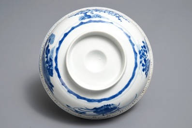 Een Chinese blauwwitte 'mantou' kom met reli&euml;fdecor, Kangxi