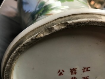 Deux vases en porcelaine de Chine famille rose et un porte-chapeau qianjiang cai, 19/20&egrave;me