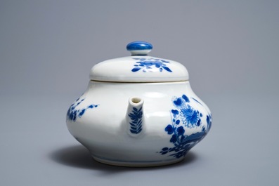 Een Chinese blauwwitte theepot met deksel naar Yixing-voorbeeld, Kangxi