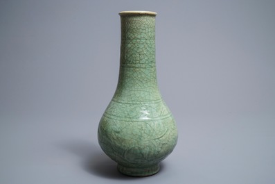 Een Chinese Zhejiang celadon-groene vaas met onderglazuur decor, Ming