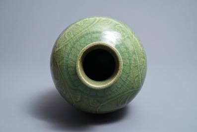 Een Chinese Longquan celadon meiping vaas met onderglazuur decor, Ming