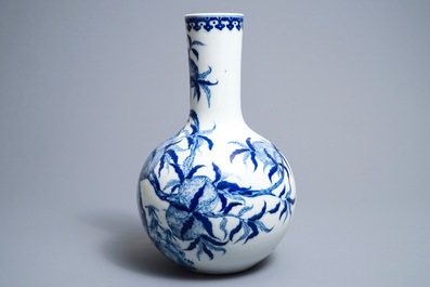 Een Chinese flesvormige blauwwitte '9 perziken' vaas, Yongzheng merk, Republiek, 20e eeuw