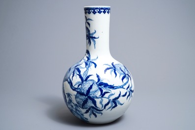 Un vase de forme bouteille en porcelaine de Chine bleu et blanc, marque de Yongzheng, R&eacute;publique, 20&egrave;me