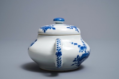 Une th&eacute;i&egrave;re couverte en porcelaine de Chine bleu et blanc d'apr&egrave;s un mod&egrave;le en Yixing, Kangxi