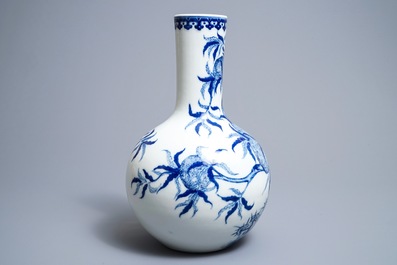 Un vase de forme bouteille en porcelaine de Chine bleu et blanc, marque de Yongzheng, R&eacute;publique, 20&egrave;me